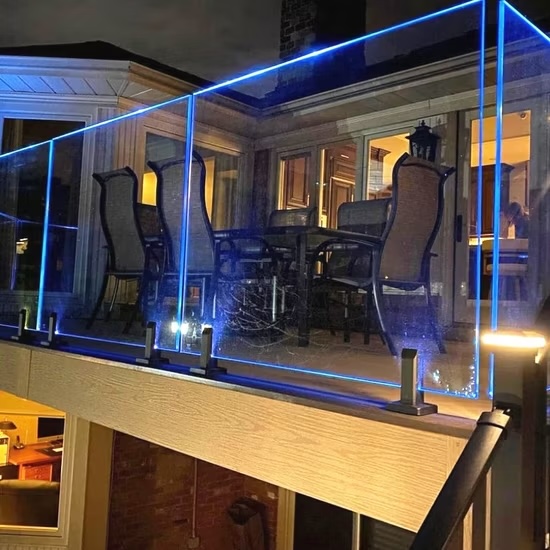 Barandilla de vidrio con iluminación azul